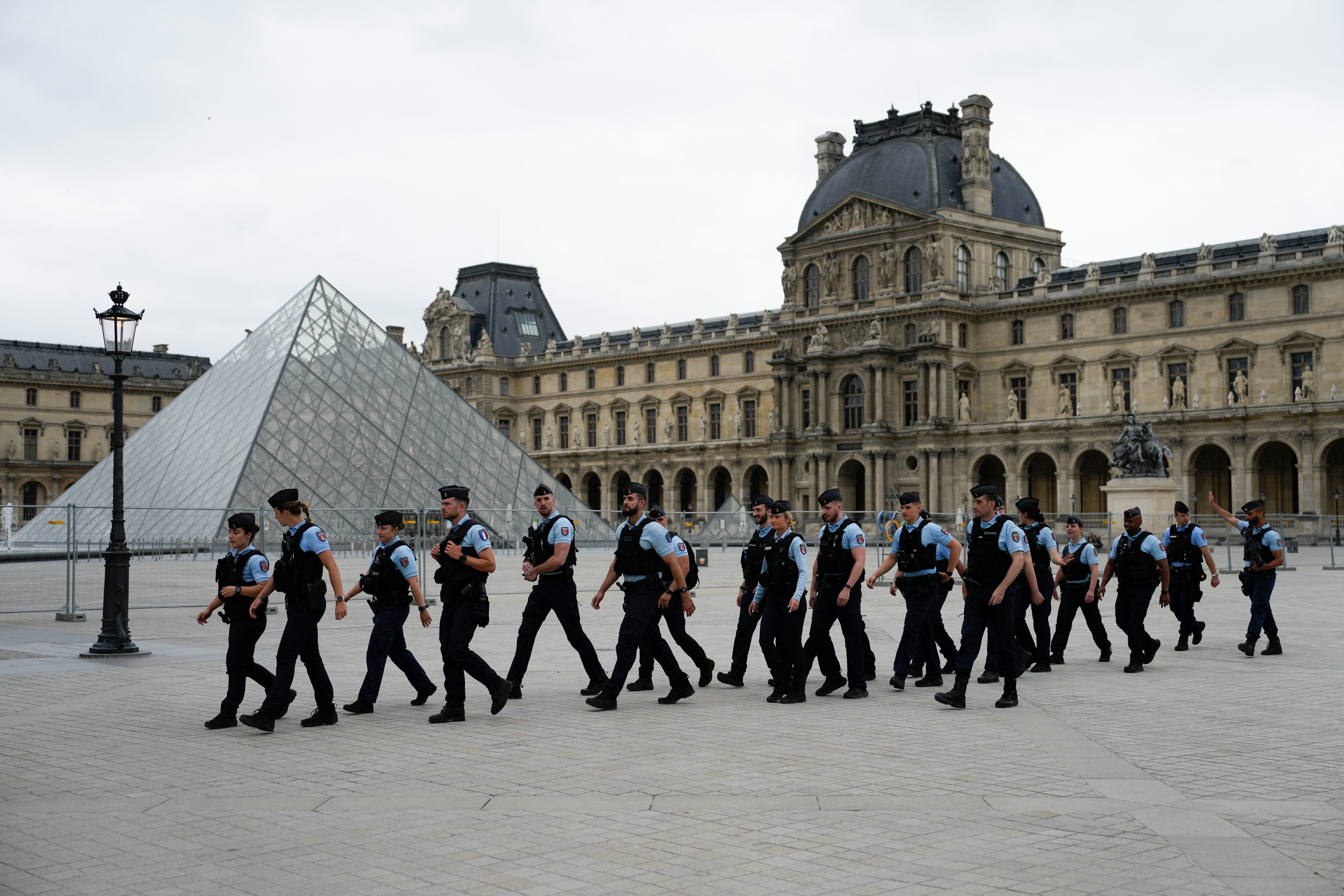 Patrulla de seguridad frente al Museo del Louvre en París, Francia, antes de la ceremonia de apertura de los Juegos Olímpicos de Verano de 2024, el viernes 26 de julio de 2024. (Foto AP/John Locher)