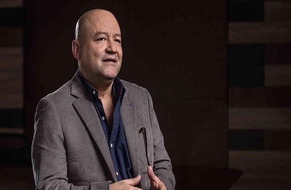 Carlos Antonio Losada o Julián Gallo, el más joven del secretariado. Tiene 56 años, es bogotano de familia comunista y también militó en la Juco hasta los 17 años. Hoy se le considera un verdadero jefe militar de las Farc. No en vano encabezó la subcomisión del fin del conflicto, junto al general Flórez. Durante muchos años tuvo a su cargo las redes urbanas y en especial las de Bogotá. Pero después del Caguán se convirtió en un mariscal de guerra. Sobrellevó buena parte de la resistencia guerrillera al Plan Patriota, tanto en Cundinamarca como en La Macarena y Caquetá. Sobrevivió de milagro a un bombardeo donde su computador cayó en manos del Ejército. Tras la firma del acuerdo en el Teatro Colón se convirtió en una de las caras más visibles de la implementación. Foto: Juan Carlos Sierra / SEMANA 