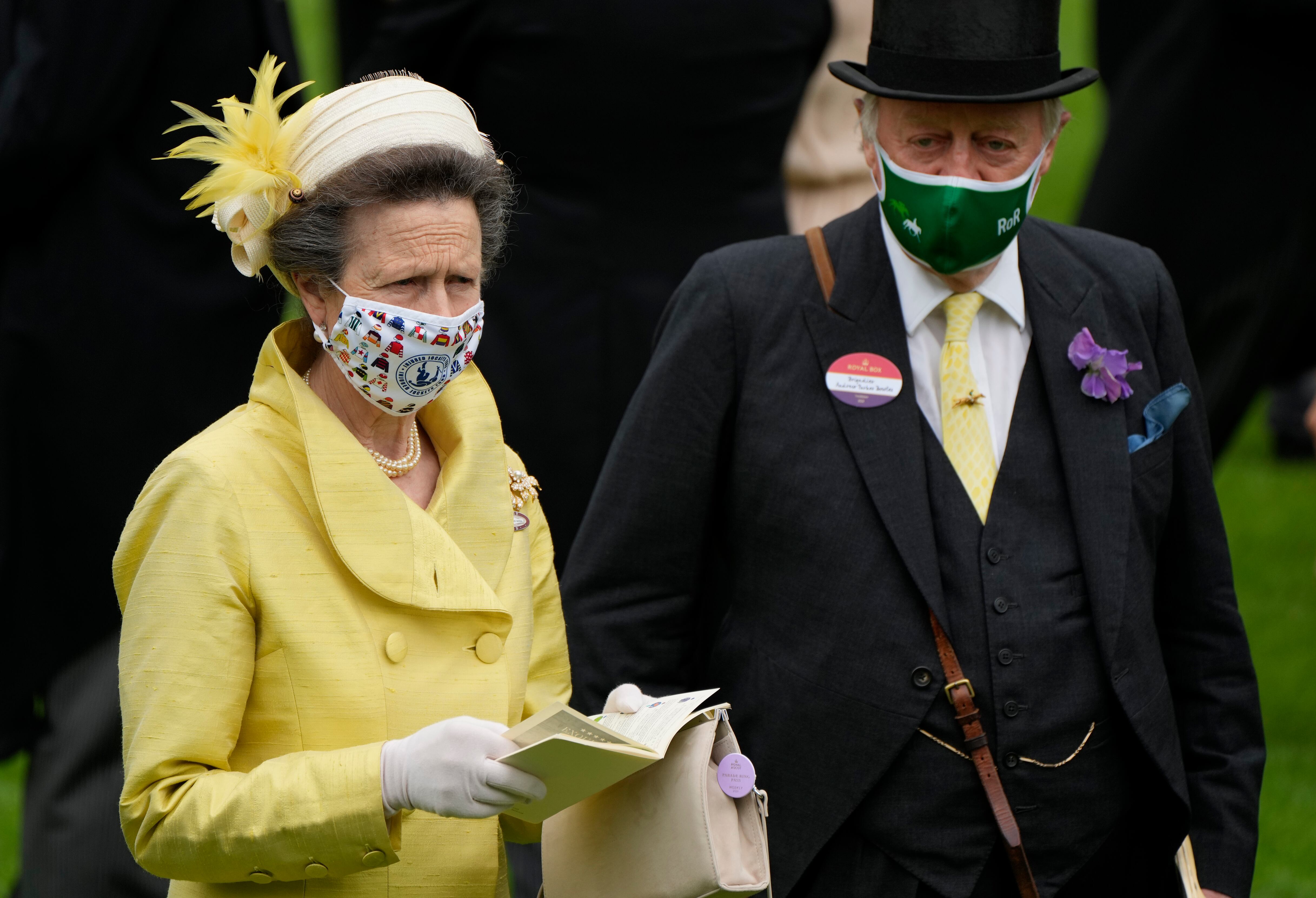 Ana, la Princesa Real, también eligió el amarillo. Fue la encargada de entregar la Royal Cup, el trofeo más importante de la competencia, en reemplazo de su madre, al reina Isabel.