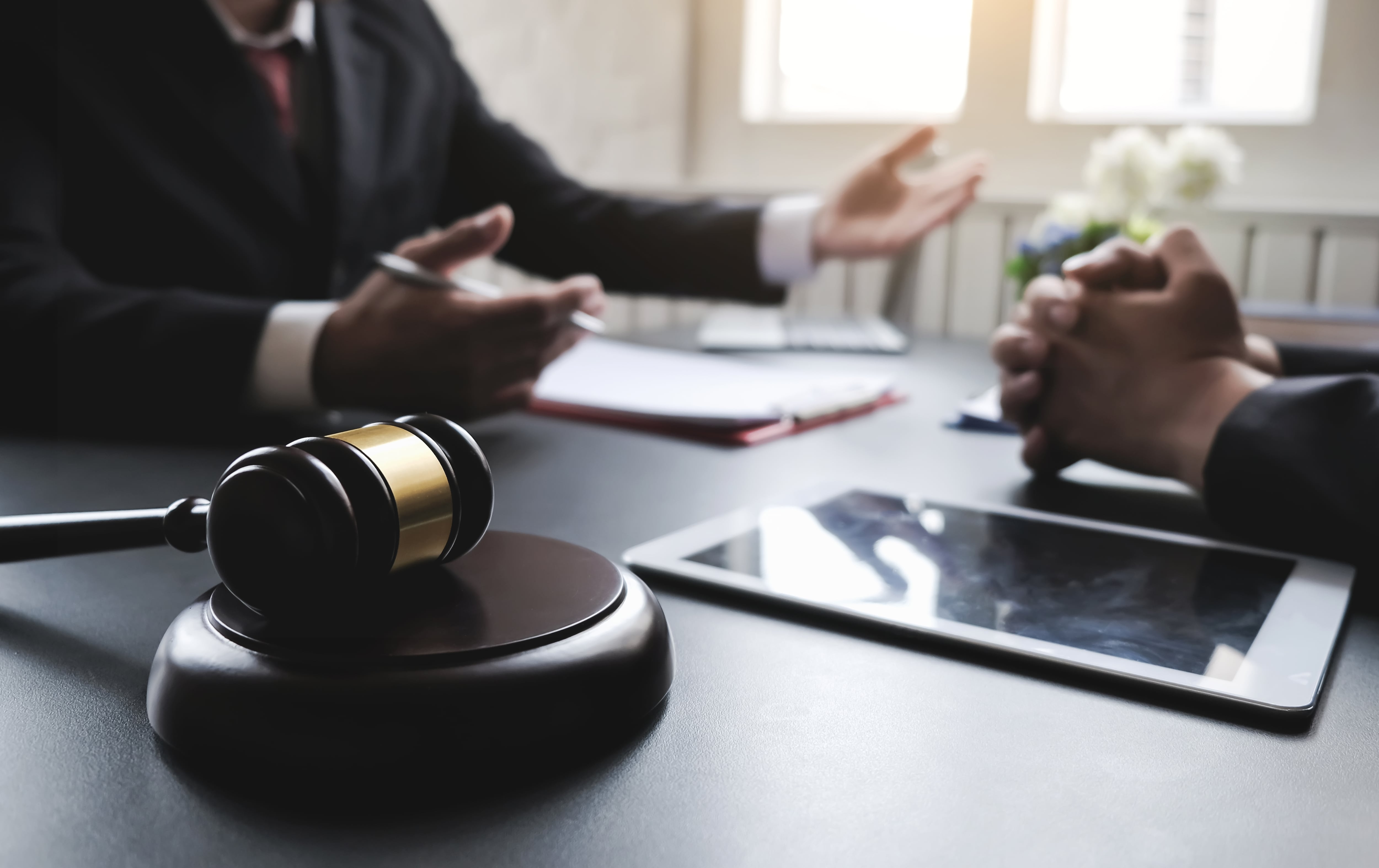 El fiscal general de California, Rob Bonta, presentó el nuevo portal estatal que permite denunciar presuntos abusos de agentes federales, incluida la agencia migratoria ICE.