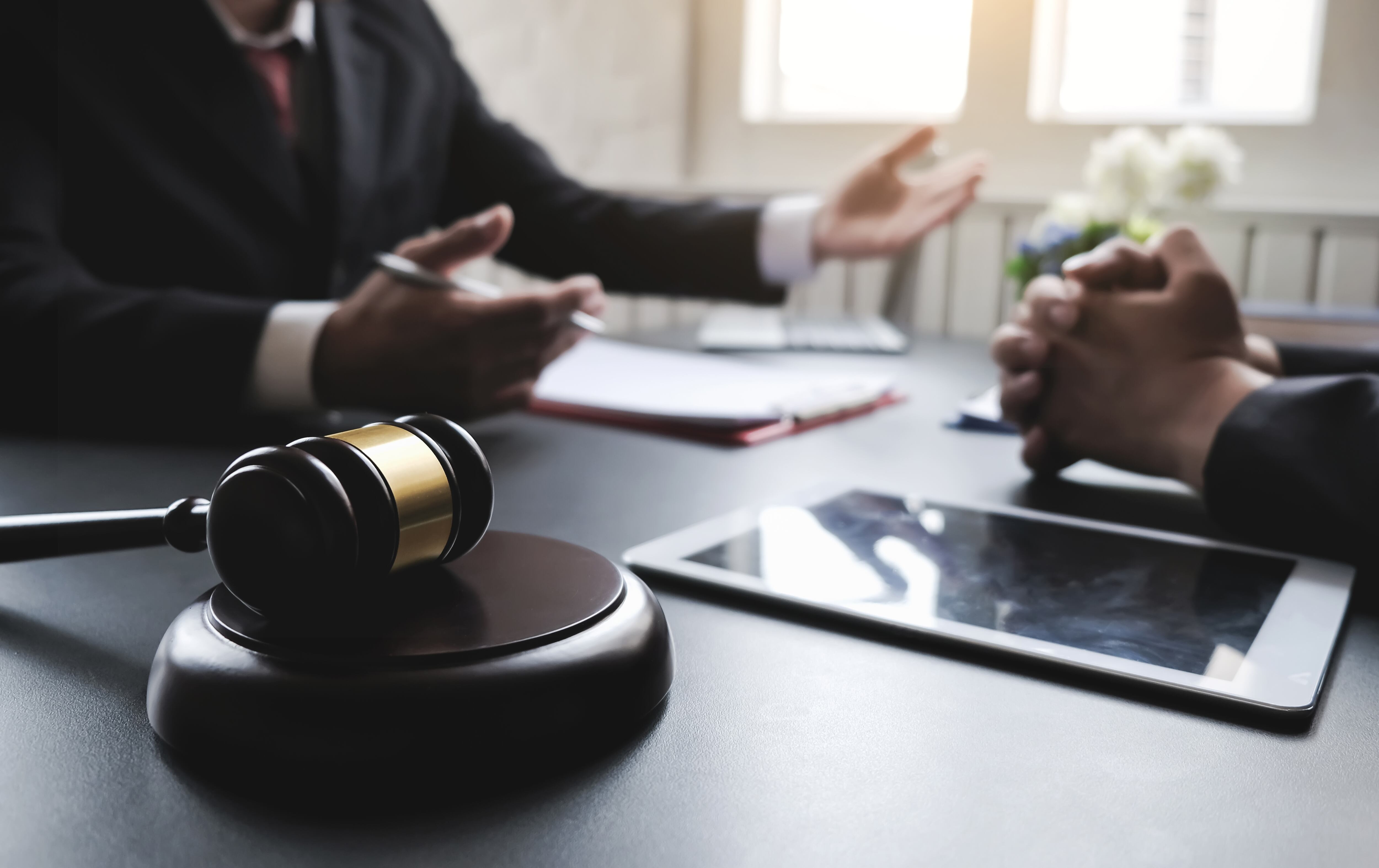 El fiscal general de California, Rob Bonta, presentó el nuevo portal estatal que permite denunciar presuntos abusos de agentes federales, incluida la agencia migratoria ICE.