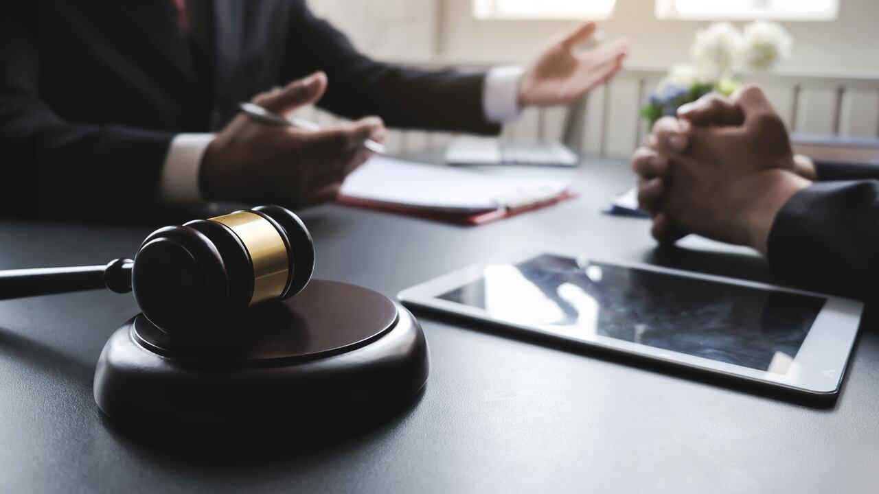 El fiscal general de California, Rob Bonta, presentó el nuevo portal estatal que permite denunciar presuntos abusos de agentes federales, incluida la agencia migratoria ICE.