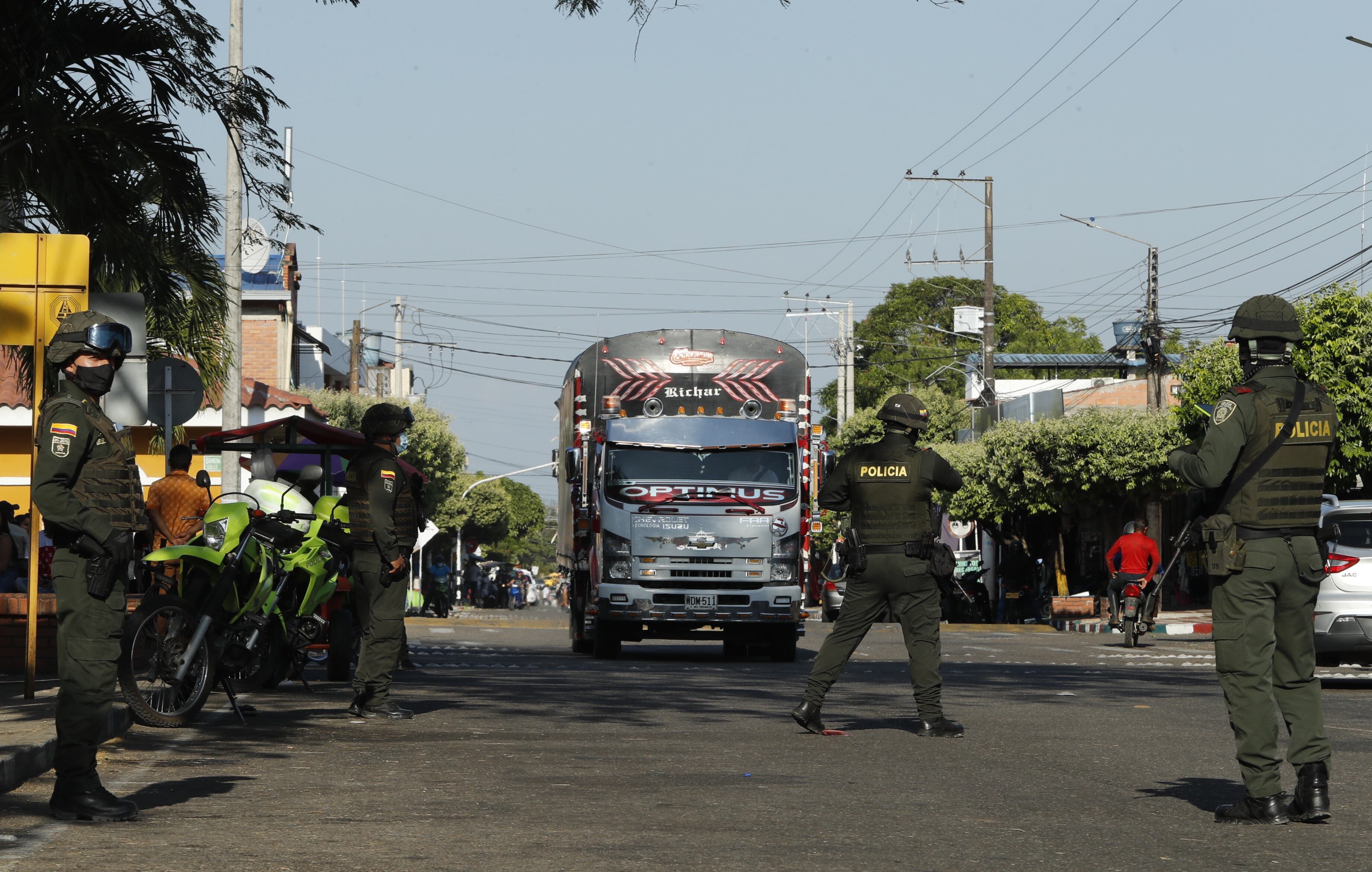 Retenes Policía en Tame Arauca