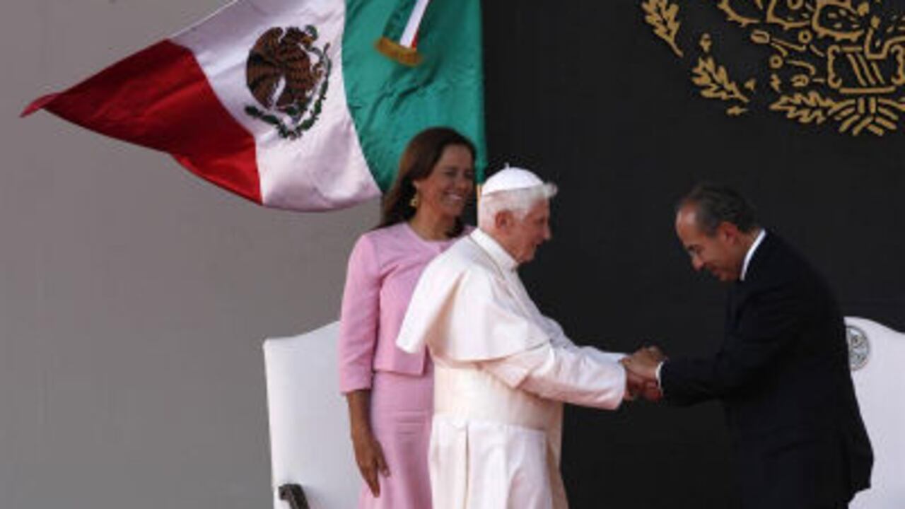 El papa Benedicto XVI (c), salduda al presidente de México, Felipe Calderón (d), y la primera dama, Margarita Zabala (d), hoy, viernes 23 de marzo de 2012, a su llegada al aeropuerto internacional del Bajío, a las afueras de la ciudad de Silao, México.