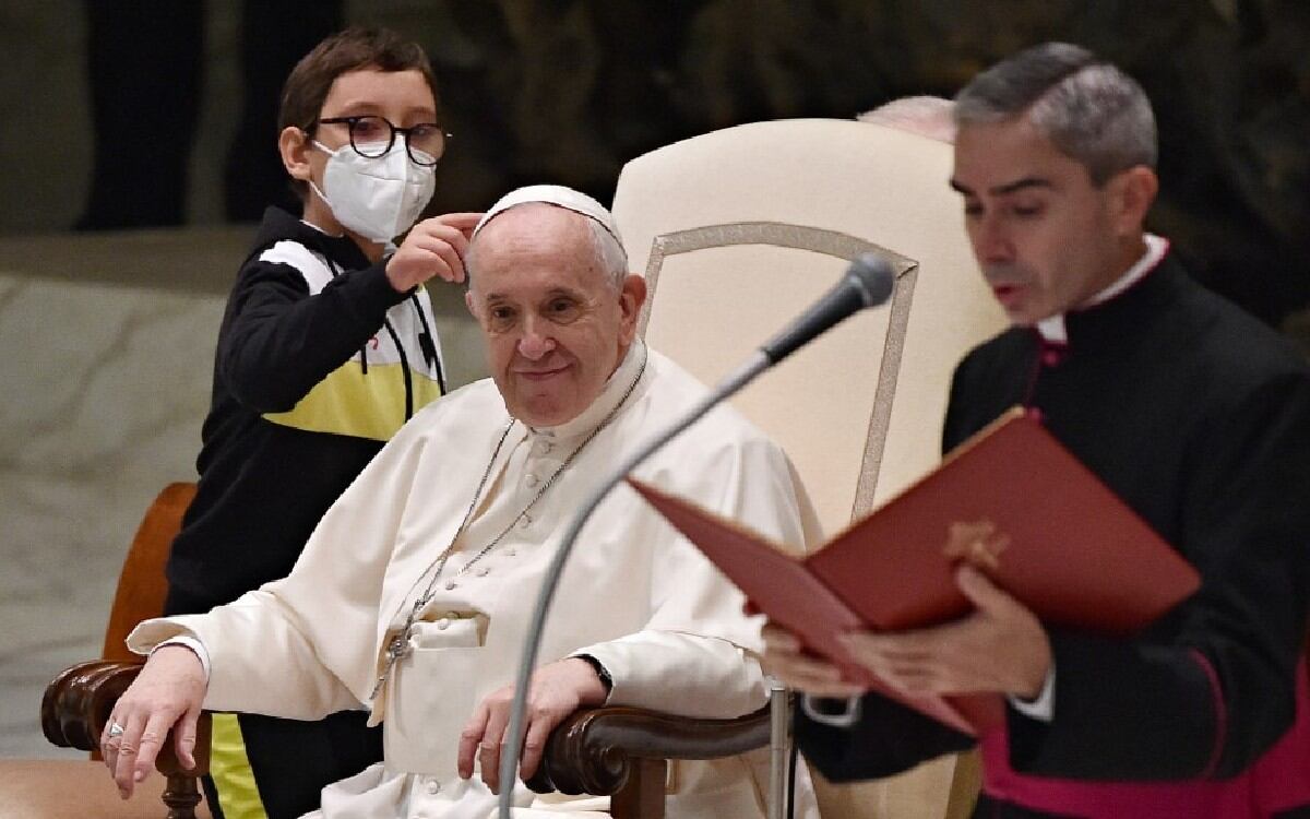 El papa Francisco junto al niño.