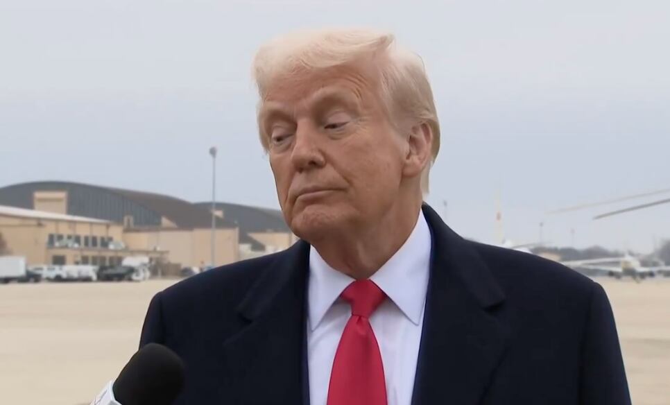 El presidente reaccionó de manera graciosa al golpe del micrófono