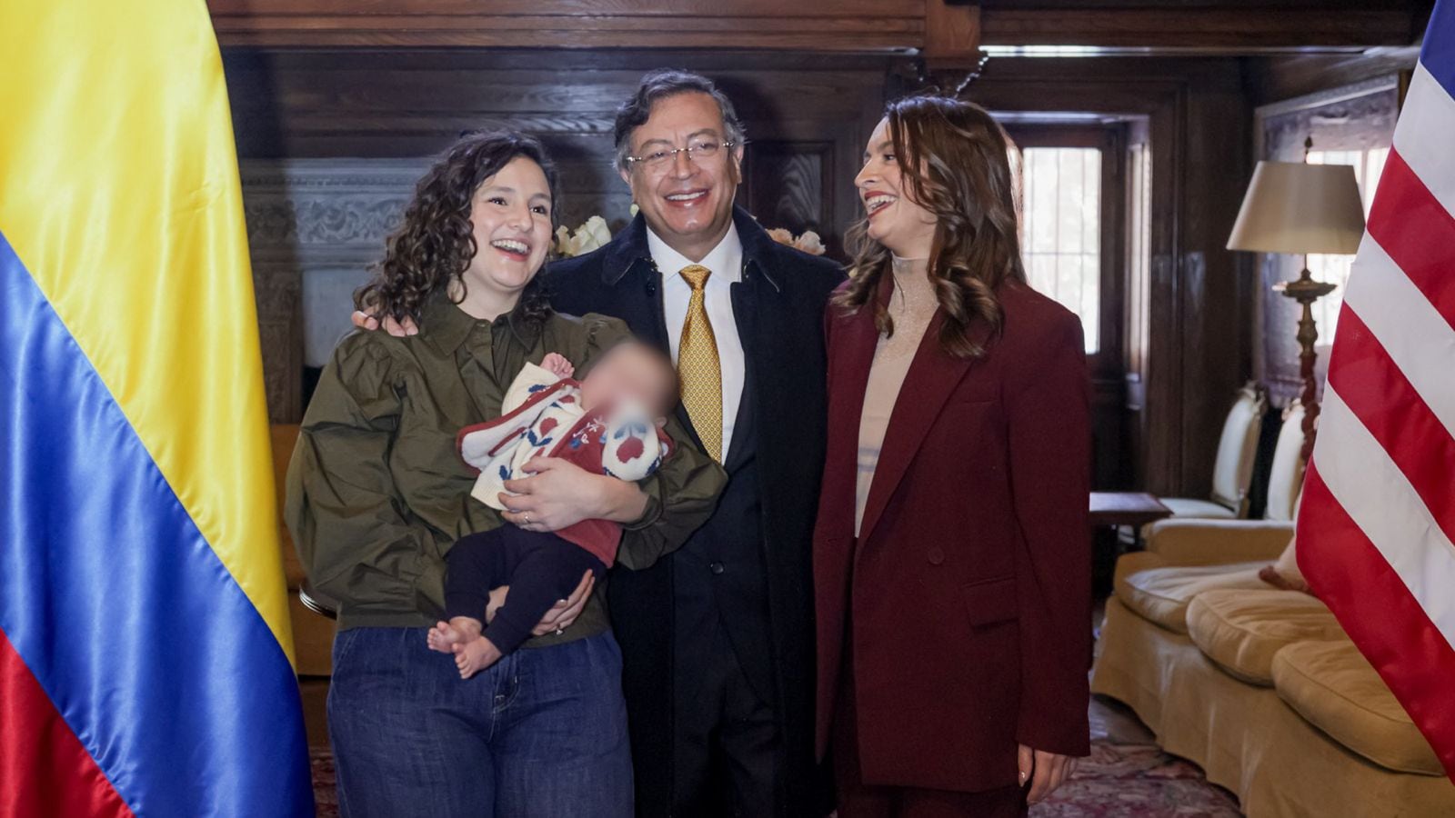 Gustavo Petro junto a su hija, Andrea, su nuera y su nieta.