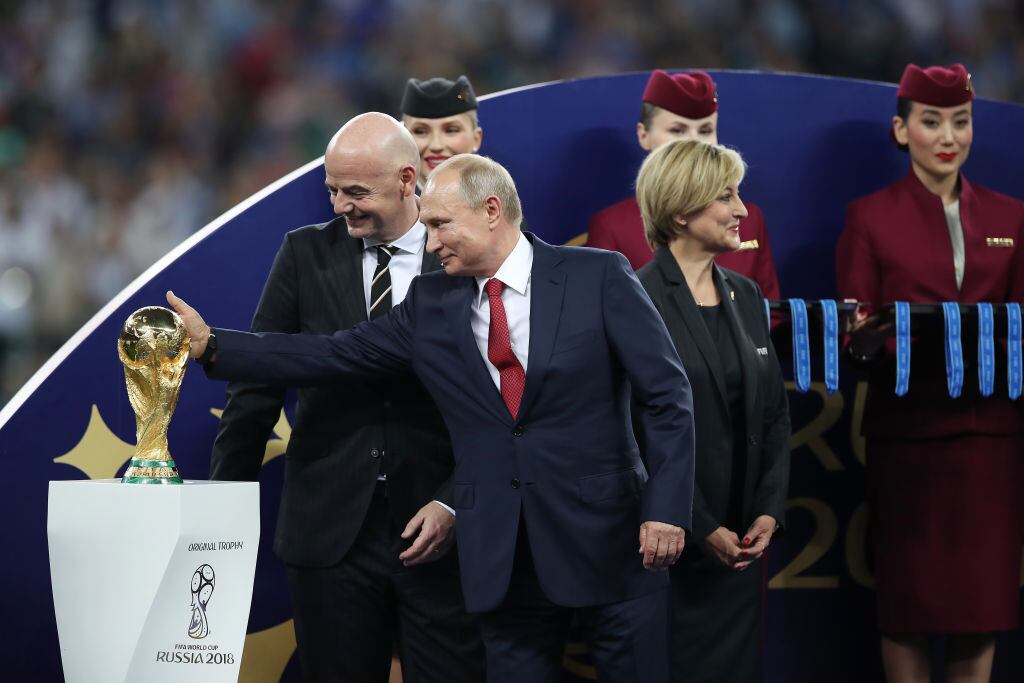 Vladimir Putin, presidente de Rusia, toca el trofeo de la Copa Mundial durante la final de la Copa Mundial de la FIFA Rusia 2018 entre Francia y Croacia en el Estadio Luzhniki el 15 de julio de 2018 en Moscú, Rusia. A su lado, Gianni Infantino, presidente de la FIFA (Foto de Ian MacNicol/Getty Images)