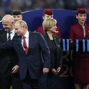 Vladimir Putin, presidente de Rusia, toca el trofeo de la Copa Mundial durante la final de la Copa Mundial de la FIFA Rusia 2018 entre Francia y Croacia en el Estadio Luzhniki el 15 de julio de 2018 en Moscú, Rusia. A su lado, Gianni Infantino, presidente de la FIFA (Foto de Ian MacNicol/Getty Images)