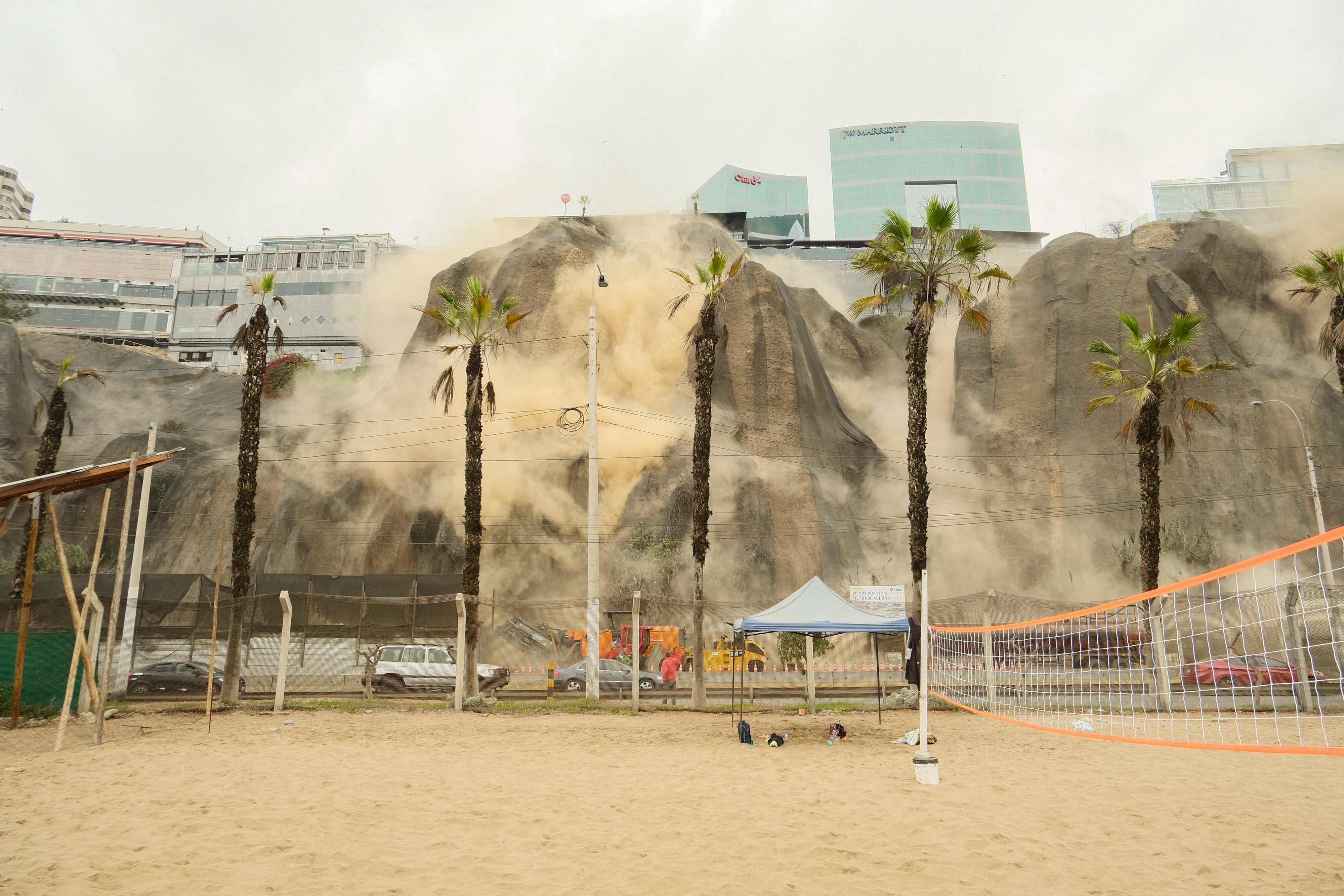 Nubes de polvo se elevan tras un deslizamiento de tierra durante un terremoto en Lima el 15 de junio de 2025. Un terremoto de magnitud 6.1 que sacudió Lima y sus alrededores causó una muerte en la capital peruana y varios deslizamientos de tierra. (Foto de Alejandra IPINCE / AFP)