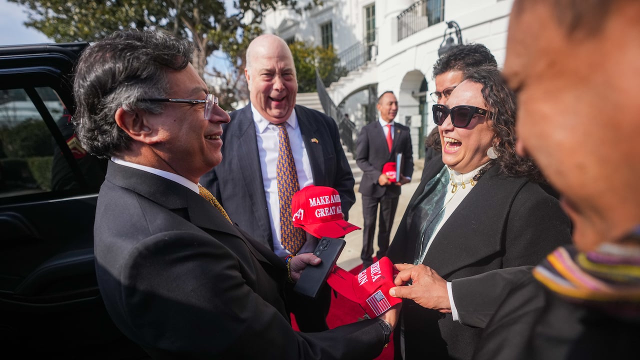 El presidente, Gustavo Petro, al momento de recibir en Washington la tradicional gorra de Donald Trump, su homólogo estadounidense, el 3 de febrero de 2026.