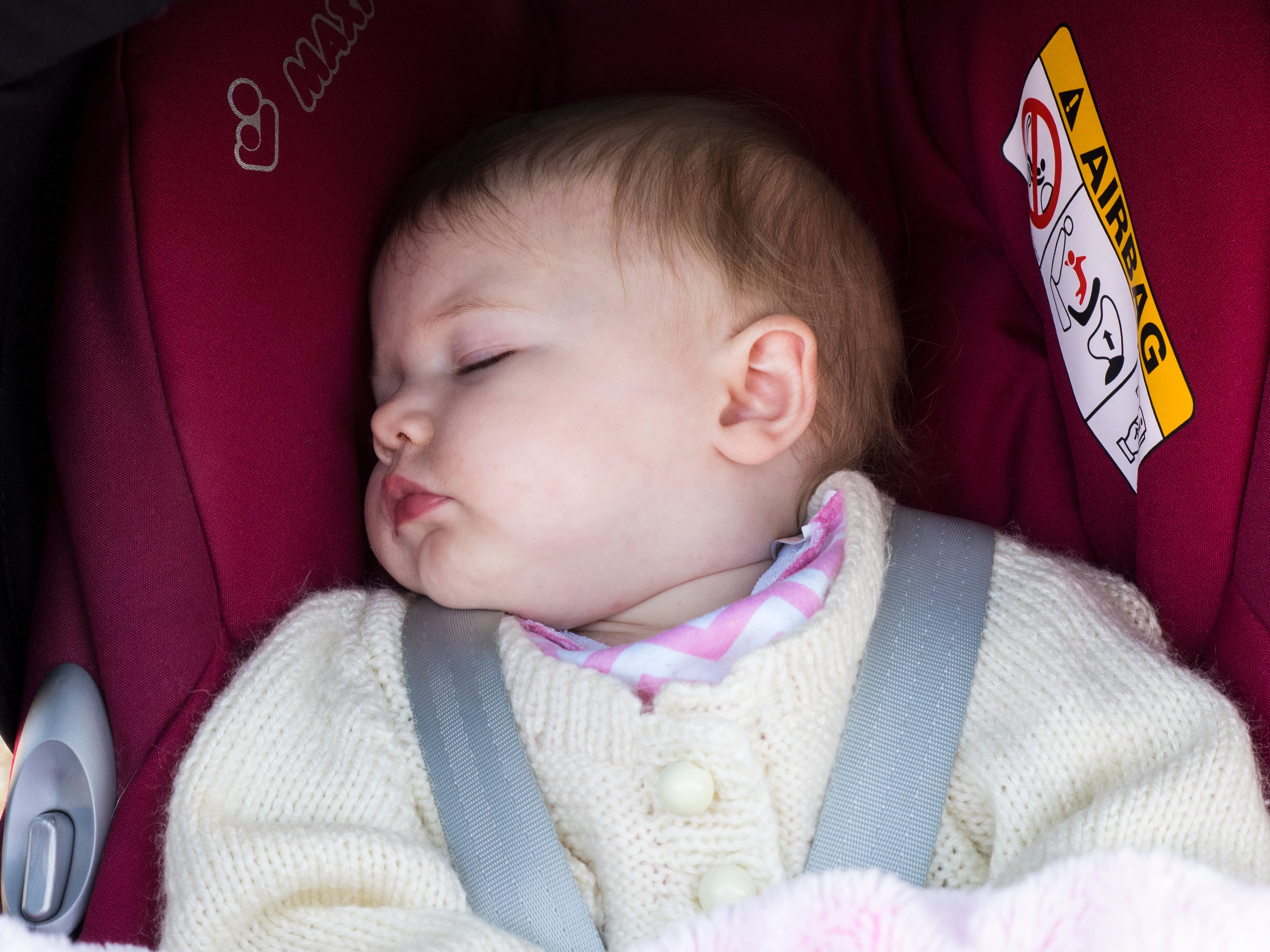 Los bebés deben viajar en un asiento de seguridad orientado hacia atrás hasta que cumplan 2 años
(Foto: Nik Taylor/Education Images/Universal Images Group via Getty Images)