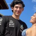 La joven se encuentra en un centro médico.