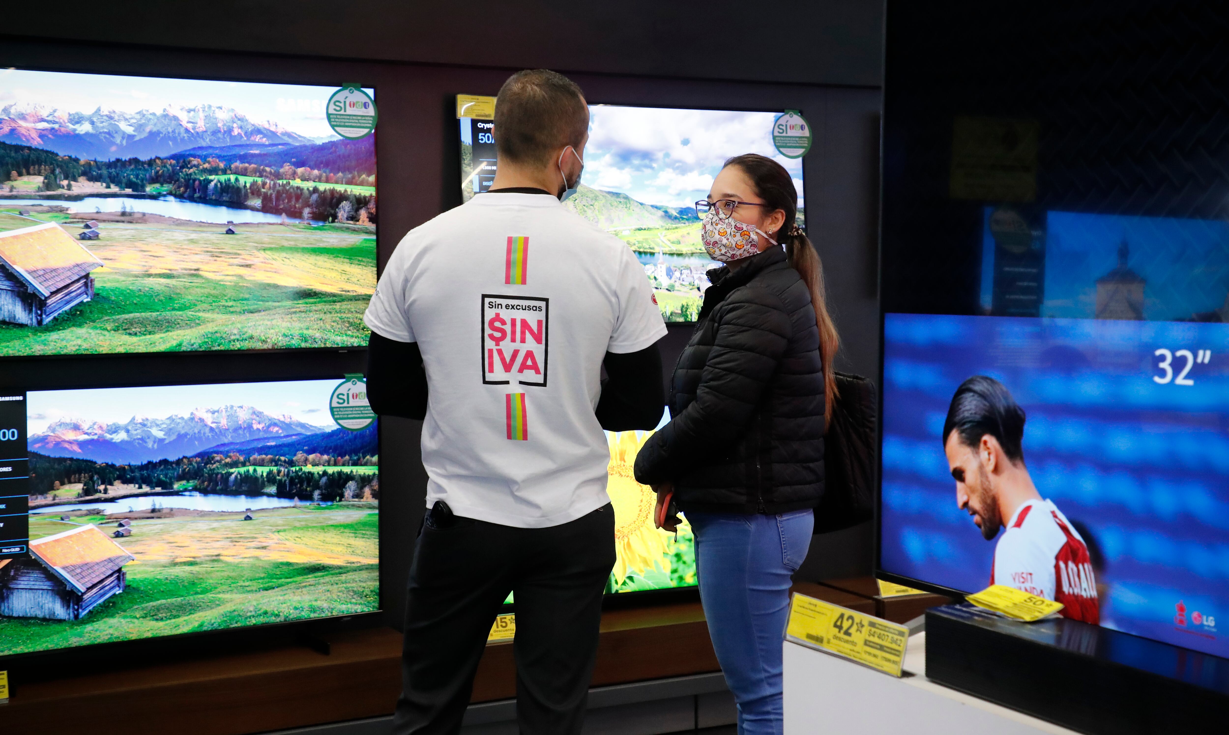 Primera jornada de descuento del IVA a varios productos programada por el Gobierno como una forma de reactivar el comercio, que fue golpeado por la pandemia.
Bogotá octubre 28 del 2021
Foto Guillermo Torres Reina / Semana