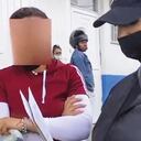 Según las autoridades, Yadira A. Yepes es la mujer que aparece en la foto en el círculo rojo, caminando tranquilamente con un hombre, luego de haber robado el bebé de una habitante de calle en Soacha.