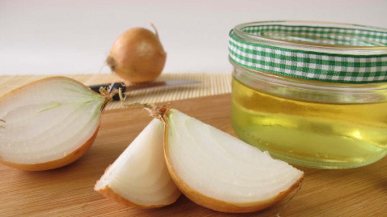 Ayuda a limpiar los pulmones y aliviar la tos, pues este vegetal posee propiedades expectorantes.