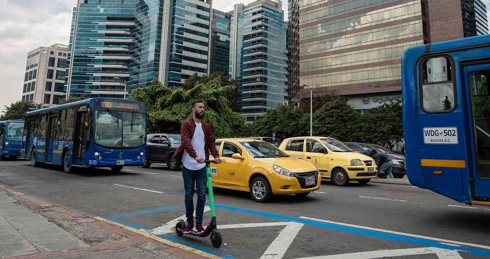 Cada vez es más común ver a personas usando patinetas en las calles de Bogotá.