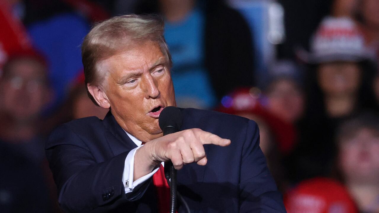 Donald Trump restableció el Día de Colón en EE. UU., decisión interpretada como un intento de mejorar su imagen ante la comunidad latina.