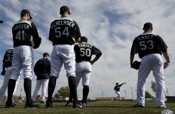 El lanzador de los Mariners de Seattle ve lanzar a su colega Joe Saunders durante un entrenamiento de primavera en Arizona, EE.UU. (AP)