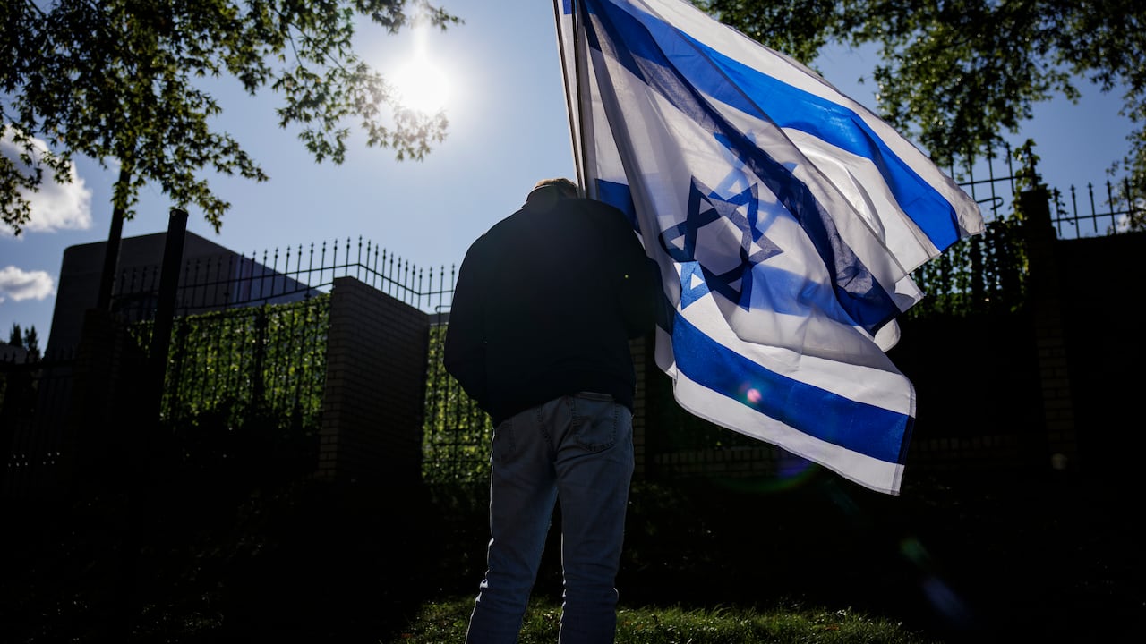 Hombre fuera de la embajada de Israel en Washington.