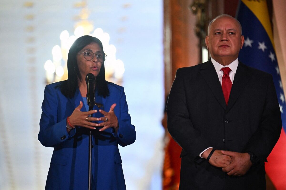 La presidenta interina de Venezuela, Delcy Rodríguez, conversa junto al ministro del Interior, Justicia y Paz, Diosdado Cabello, tras la firma de la ley de amnistía en el Palacio de Miraflores, en Caracas, el 19 de febrero de 2026.