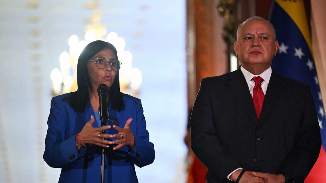 La presidenta interina de Venezuela, Delcy Rodríguez, conversa junto al ministro del Interior, Justicia y Paz, Diosdado Cabello, tras la firma de la ley de amnistía en el Palacio de Miraflores, en Caracas, el 19 de febrero de 2026.