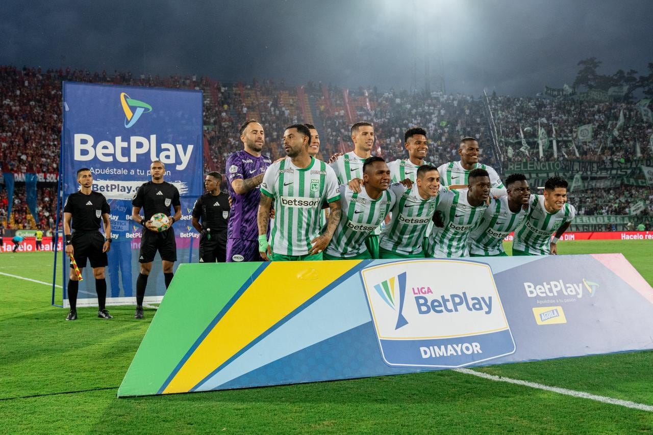 Edwin Cardona (primero, abajo, de izquierda a derecha) fue titular con Atlético Nacional ante Medellín.