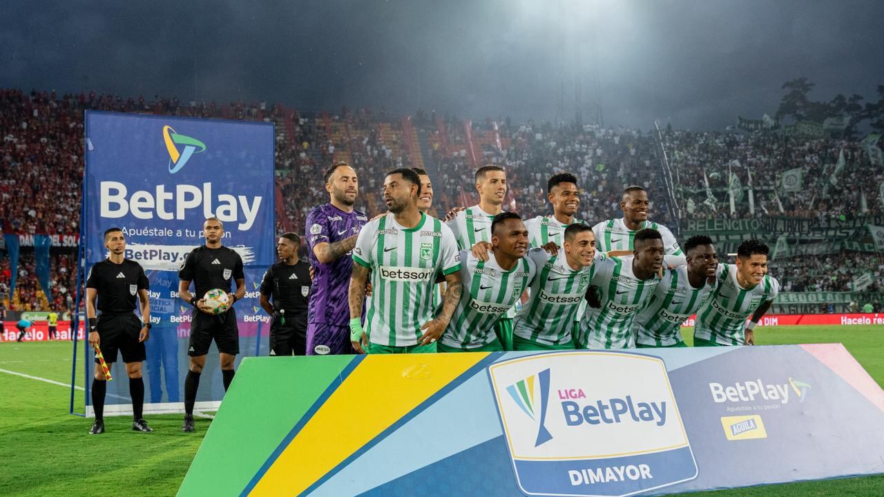 Edwin Cardona (primero, abajo, de izquierda a derecha) fue titular con Atlético Nacional ante Medellín.