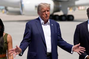 El expresidente Donald Trump habla con reporteros en el Aeropuerto Internacional de Des Moines, el sábado 12 de agosto de 2023, Des Moines, Iowa. (AP Foto/Charlie Neibergall)