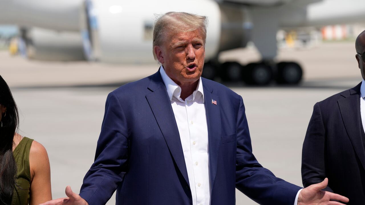 El expresidente Donald Trump habla con reporteros en el Aeropuerto Internacional de Des Moines, el sábado 12 de agosto de 2023, Des Moines, Iowa. (AP Foto/Charlie Neibergall)