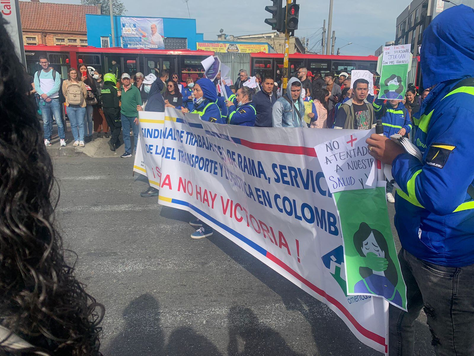 Manifestantes obstruyen la calle 76.