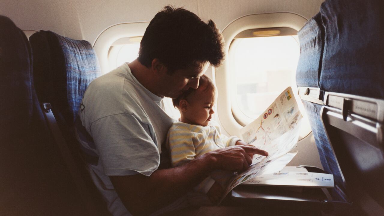 Estos son algunos de los consejos que puede aplicar para tranquilizar a un niño en medio de las turbulencias.