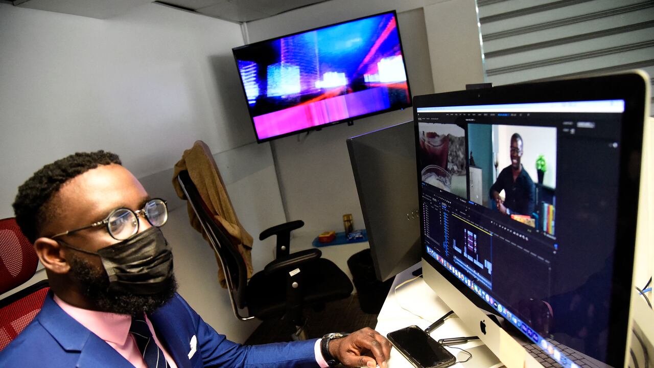 Gbenga Aborowa navegando la web en Lagos, Nigeria, el 10 de junio de 2021. Luego de que la juventud hiciera la red social twitter su punto principal de encuentro para articular sus protestas, el Gobierno cerró la plataforma en una decisión más que arbitraria. (Foto de PIUS UTOMI EKPEI / AFP)