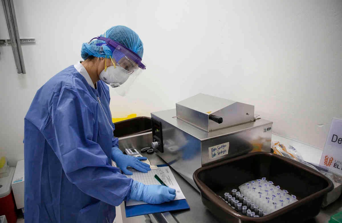 “Hemos hecho una primera etapa de 48.600. Aprovechando que el R0 ha bajado y hay menos velocidad de transmisión, se va a hacer una tamizaje activo y habrá una muestra específica para cada departamento”, explicó la funcionaria. Cortesía Universidad El Bosque Foto: Guillermo Torres.