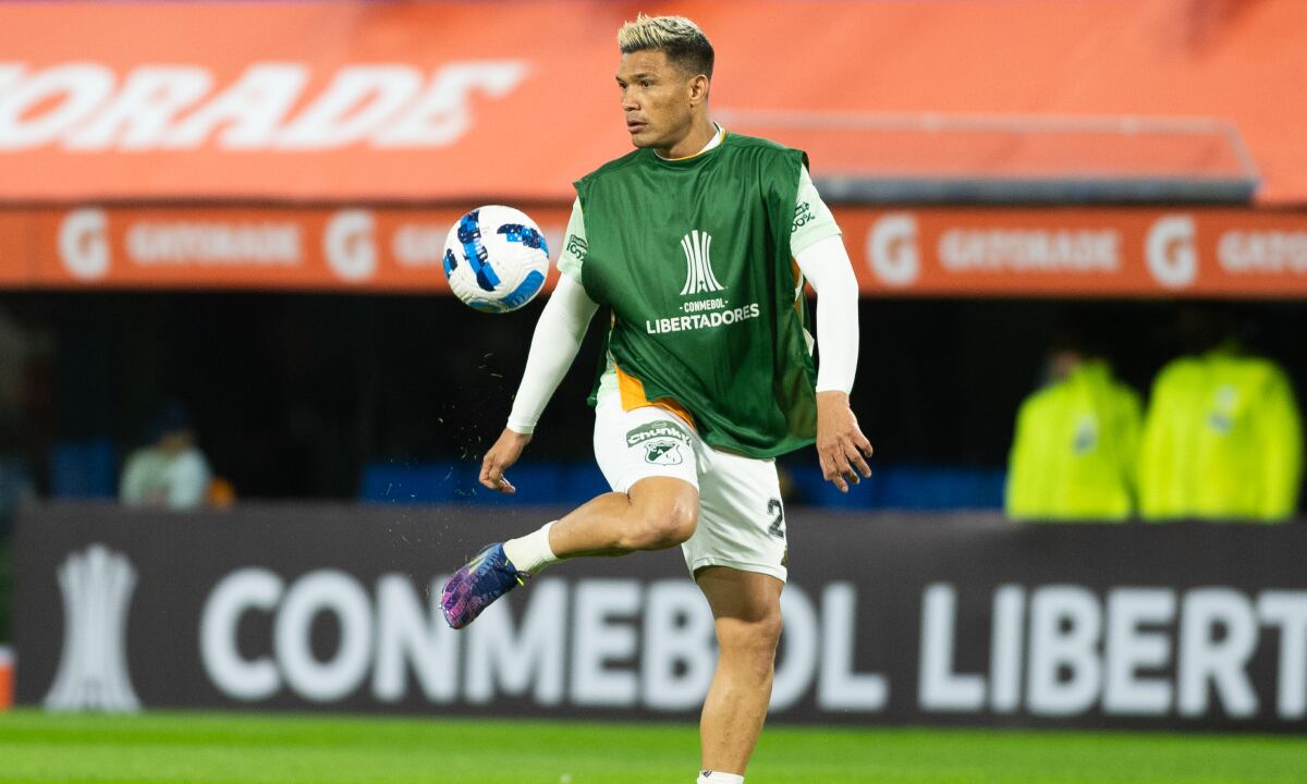 BUENOS AIRES, ARGENTINA - 2022/05/26: Teofilo Gutierrez of Deportivo Cali warms up before the Copa CONMEBOL Libertadores 2022 match between Boca Juniors and Deportivo Cali at Estadio Alberto J. Armando. (Final score; Boca Juniors 1:0 Deportivo Cali). (Photo by Getty Images/Manuel Cortina/SOPA Images/LightRocket)