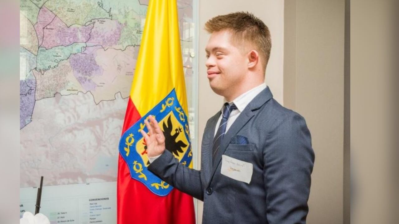 Juan Pablo Dimitri Vergara es el primer funcionario público de la Alcaldía de Bogotá con Síndrome de Down.