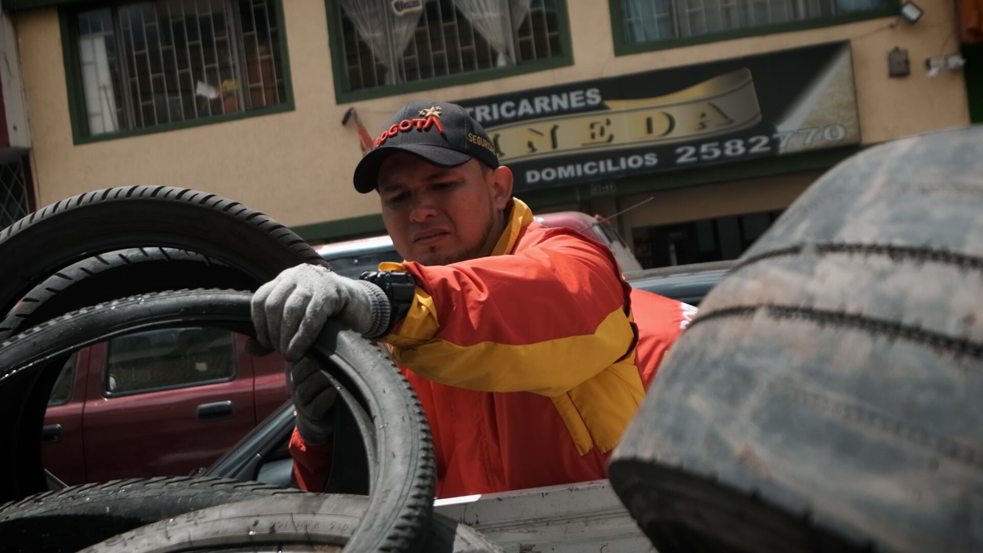 La acumulación de llantas en desuso es un riesgo para la salud pública; allí se acumula agua que puede provocar la proliferación de insectos, plagas y malos olores.