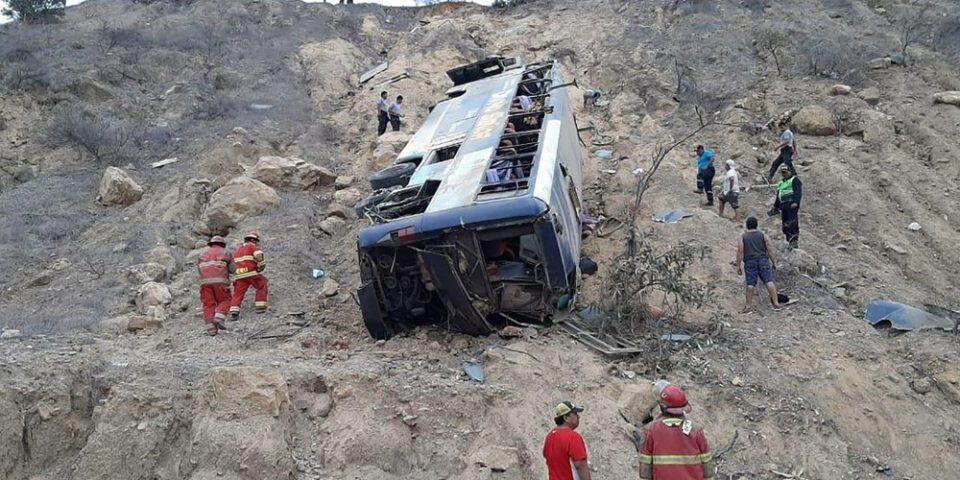 Al menos 29 muertos al caer autobús a un abismo en Perú