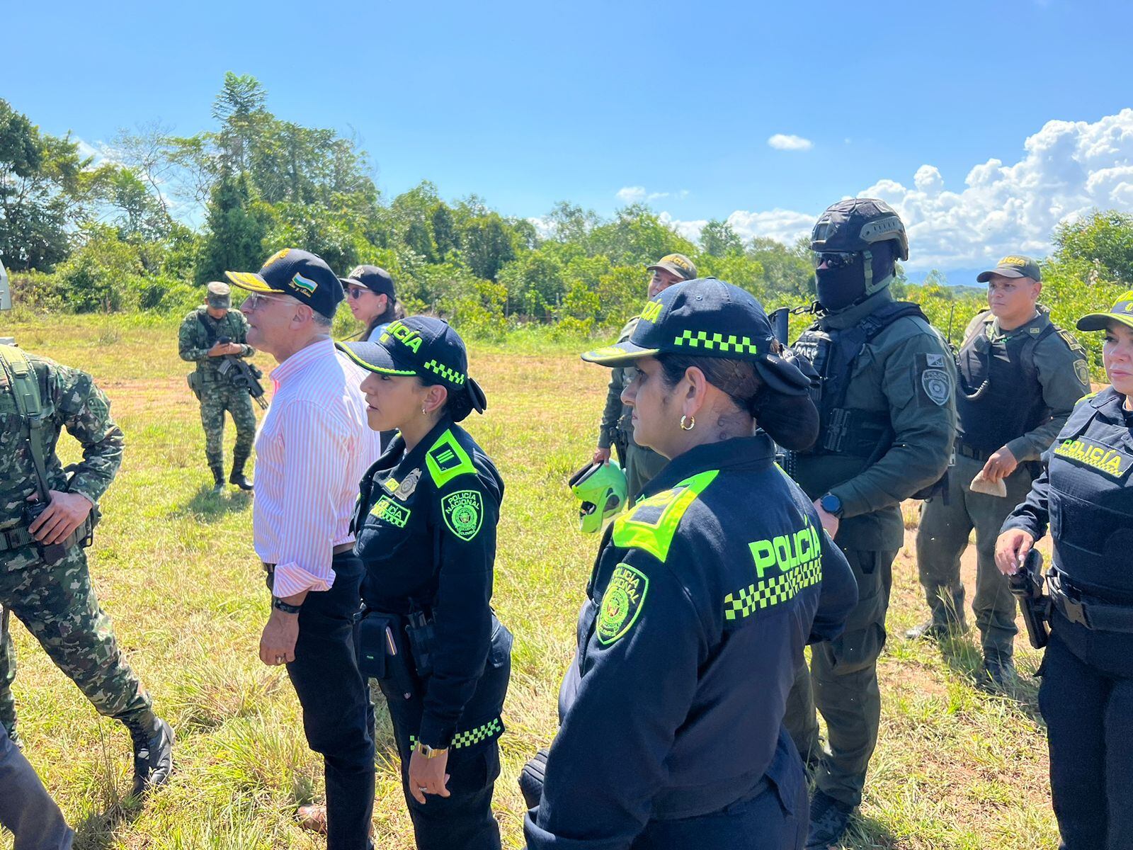 Andrés Rendón, gobernador de Antioquia, en Yondó tras masacre de cinco personas.