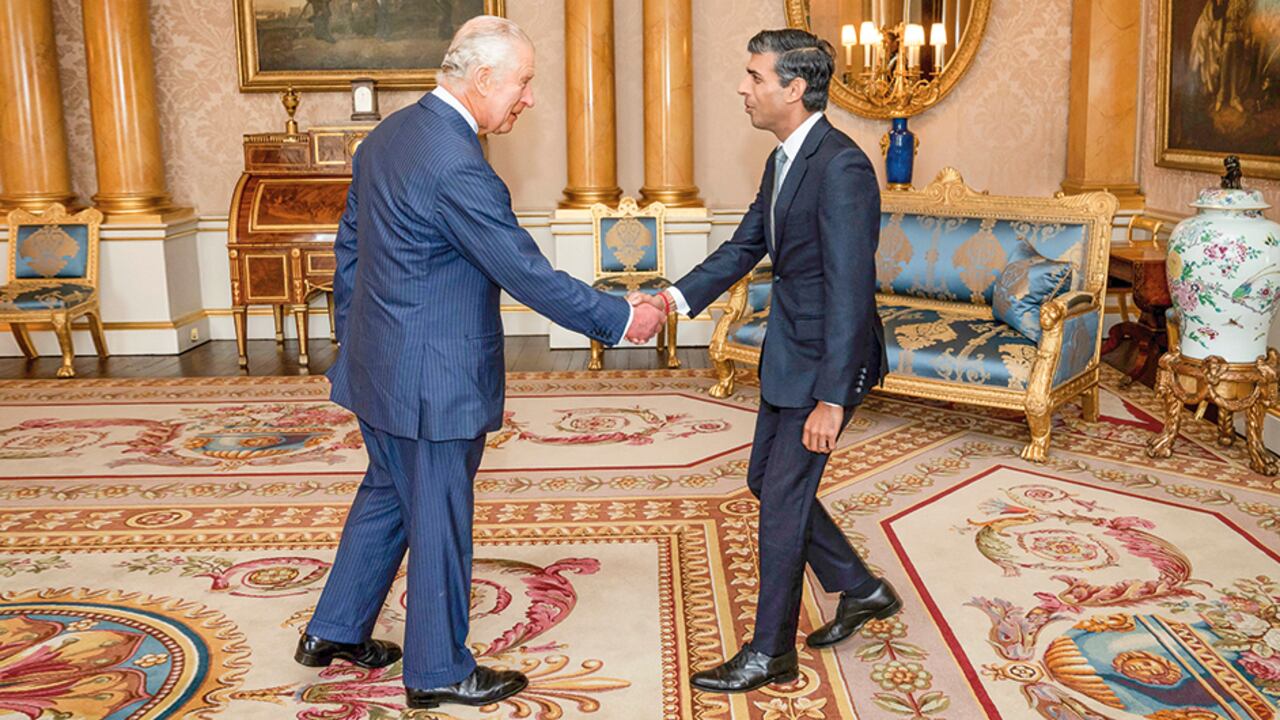 Rishi Sunak, en audiencia con el rey Carlos III. La esposa de Sunak es hija de uno de los billonarios más importantes de la India, dueño de Infosys. Lo llaman el Bill Gates de ese país.
