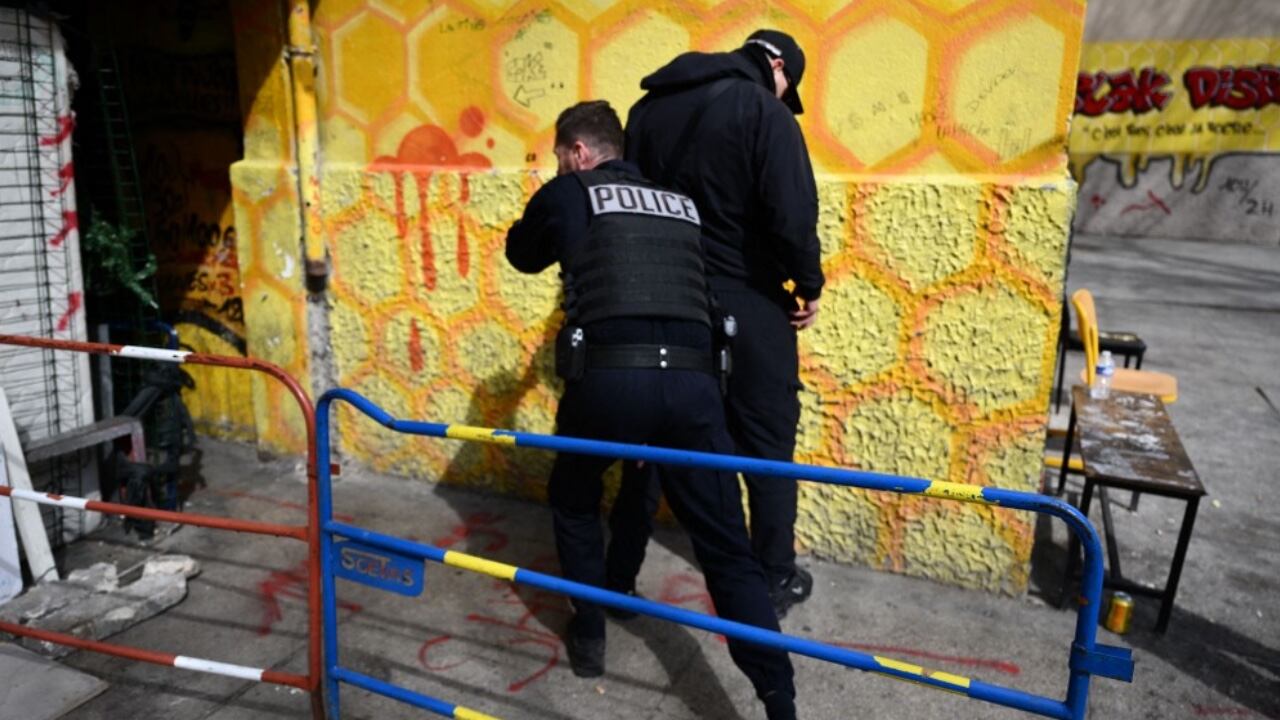 La policía de Marsella viene haciendo constantes operativos contra la venta de drogas, principal causa de la violencia que vive la ciudad francesa.