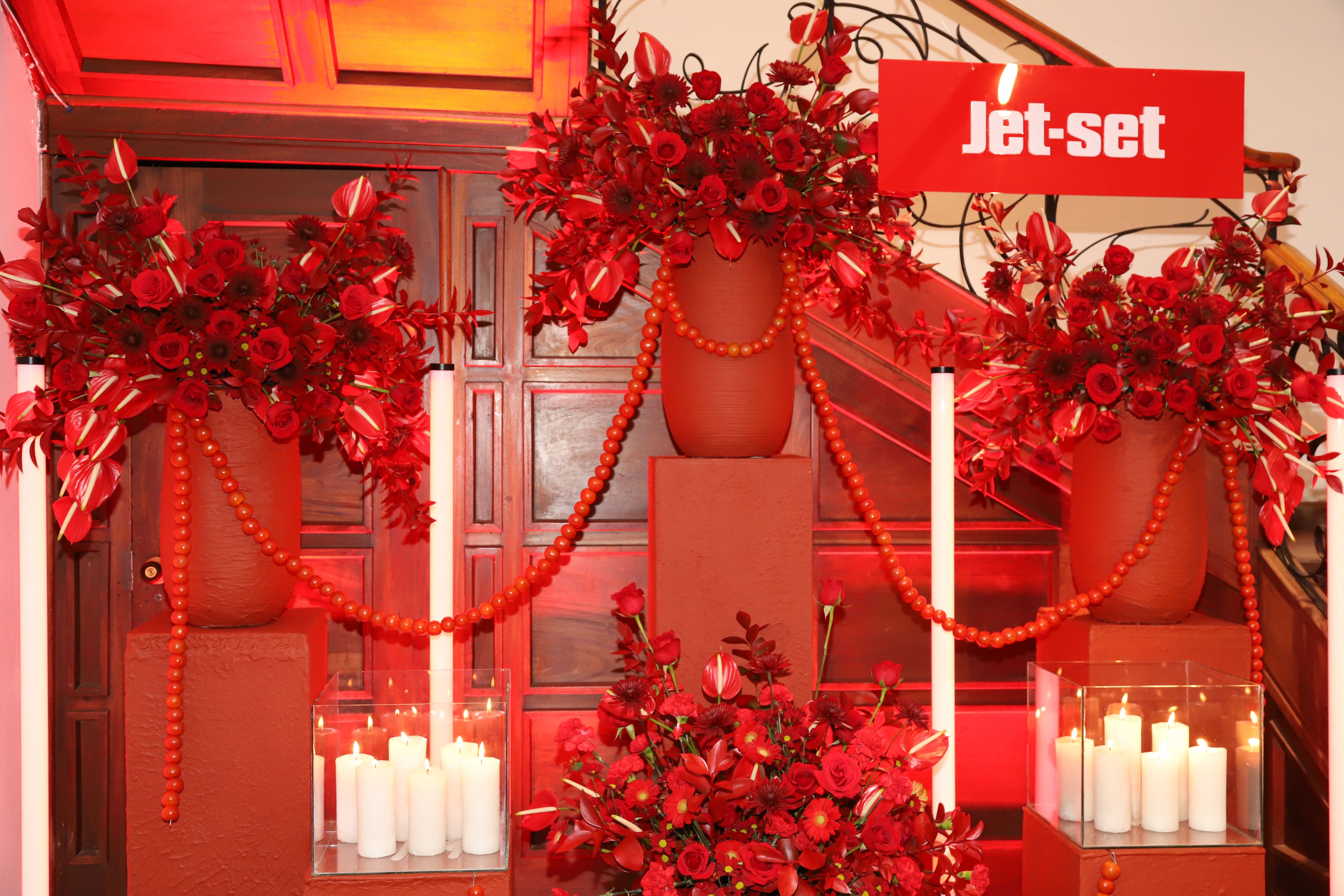 Rosas de la variedad freedom, gérberas, anturios y claveles fueron las flores elegidas para decorar todos los espacios.