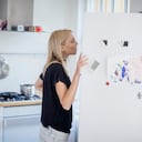 Según el feng shui, las fotos de personas fallecidas colocadas sobre la nevera pueden generar una energía pesada y melancólica en el hogar.