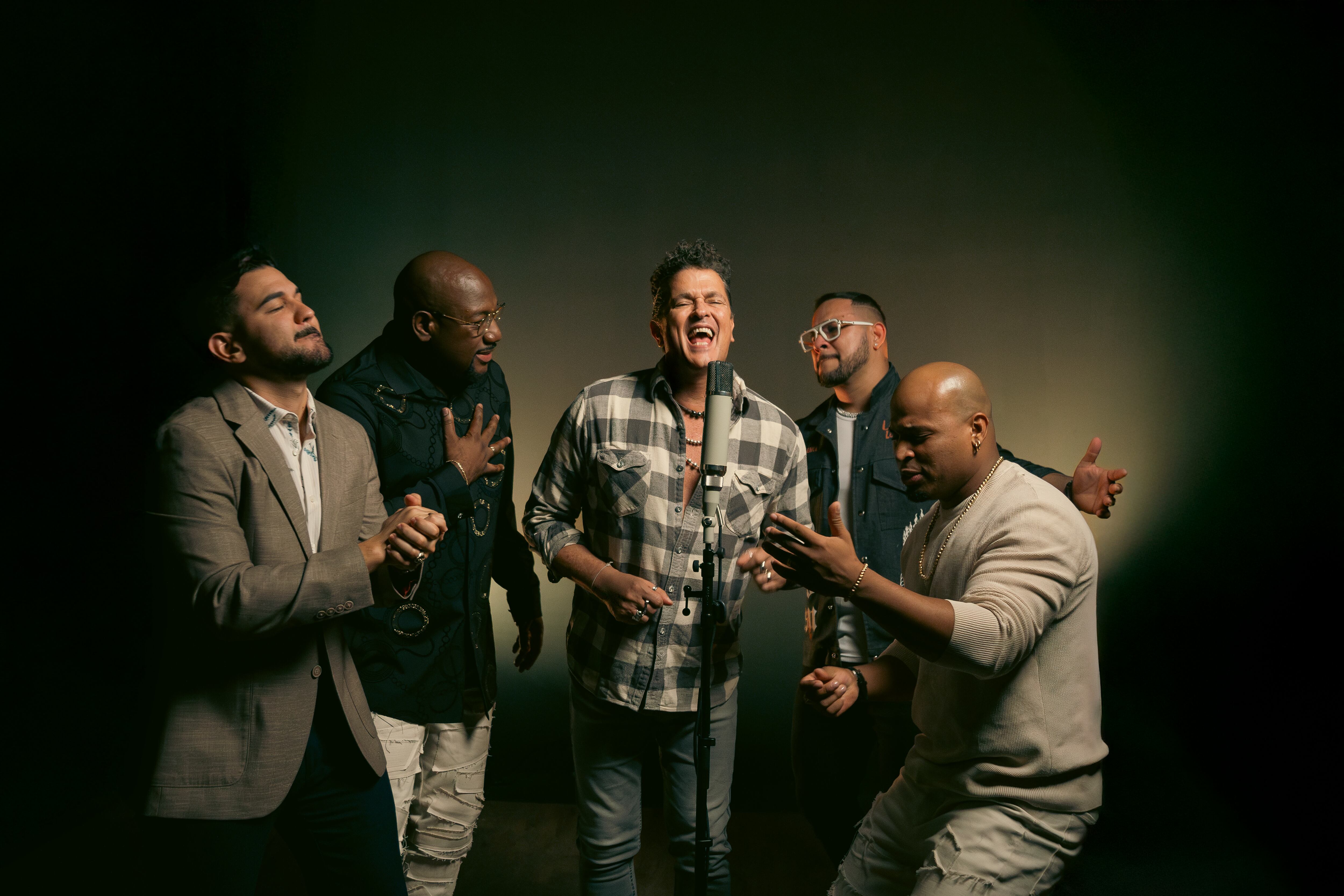 Carlos Vives y Grupo Niche se juntan para una versión especial y conmemorativa de 'La Tierra del Olvido'.