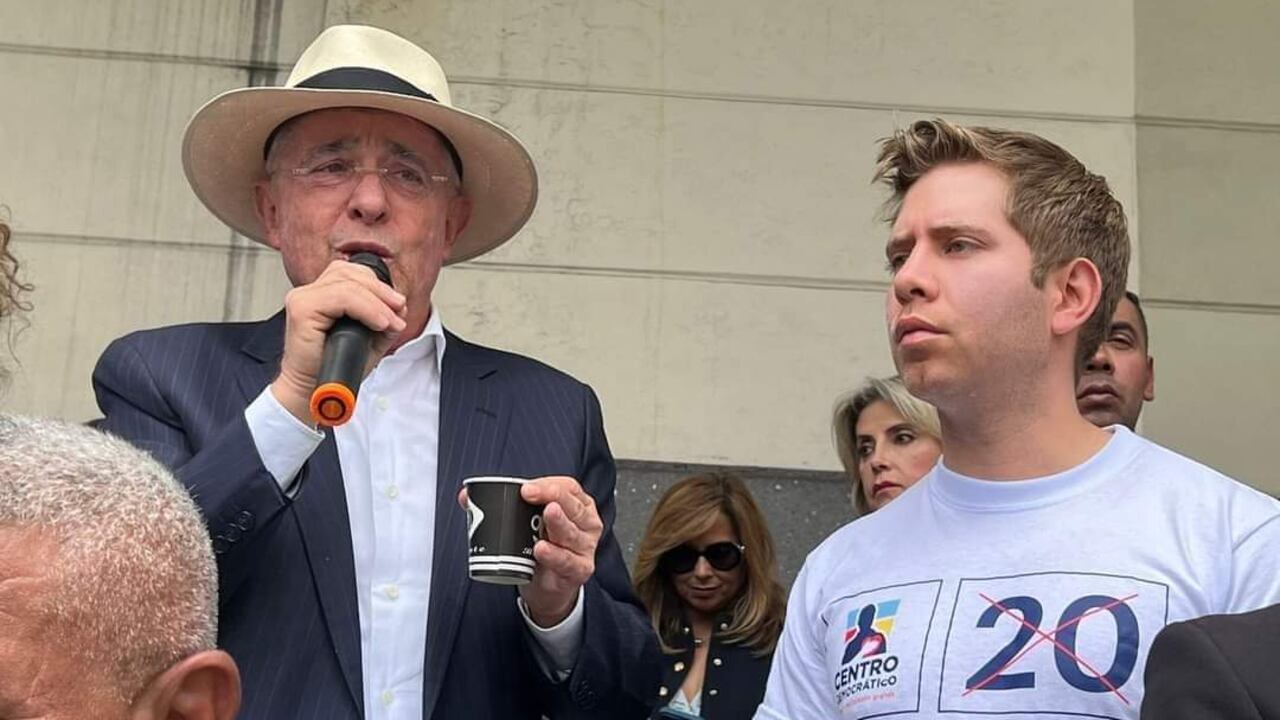 El expresidente Álvaro Uribe está recorriendo las calles de Bogotá para impulsar la lista del Centro Democrático al Concejo.
