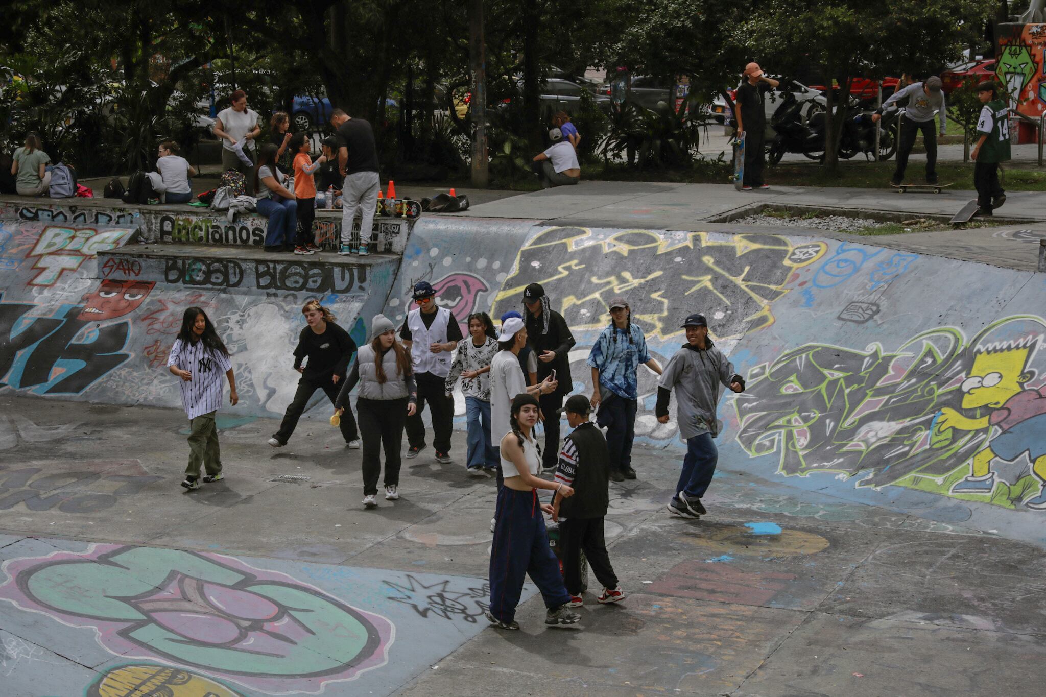 La gente se reúne en el parque de patinaje del barrio Laureles en Medellín, Colombia, el 28 de noviembre de 2023. La revista Time Out Global ha declarado a Laureles como la mejor elección mundial para el barrio más cool de Medellín. Laureles, que alguna vez fue un refugio para jubilados, ha experimentado una transformación notable y ahora atrae a nómadas digitales, emprendedores y aventureros que buscan una combinación perfecta de modernidad y tradición de todo el mundo.