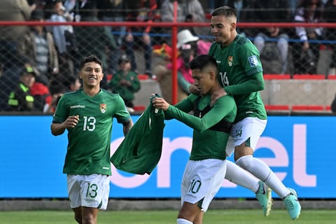 El delantero boliviano Ramiro Vaca (C) celebra con sus compañeros el centrocampista Lucas Chavez (L) y el centrocampista Robson Matheus tras marcar durante el partido de fútbol de las eliminatorias sudamericanas de la Copa Mundial de la FIFA 2026 entre Bolivia y Venezuela, en el estadio Municipal, en El Alto, Bolivia, el 5 de septiembre de 2024.