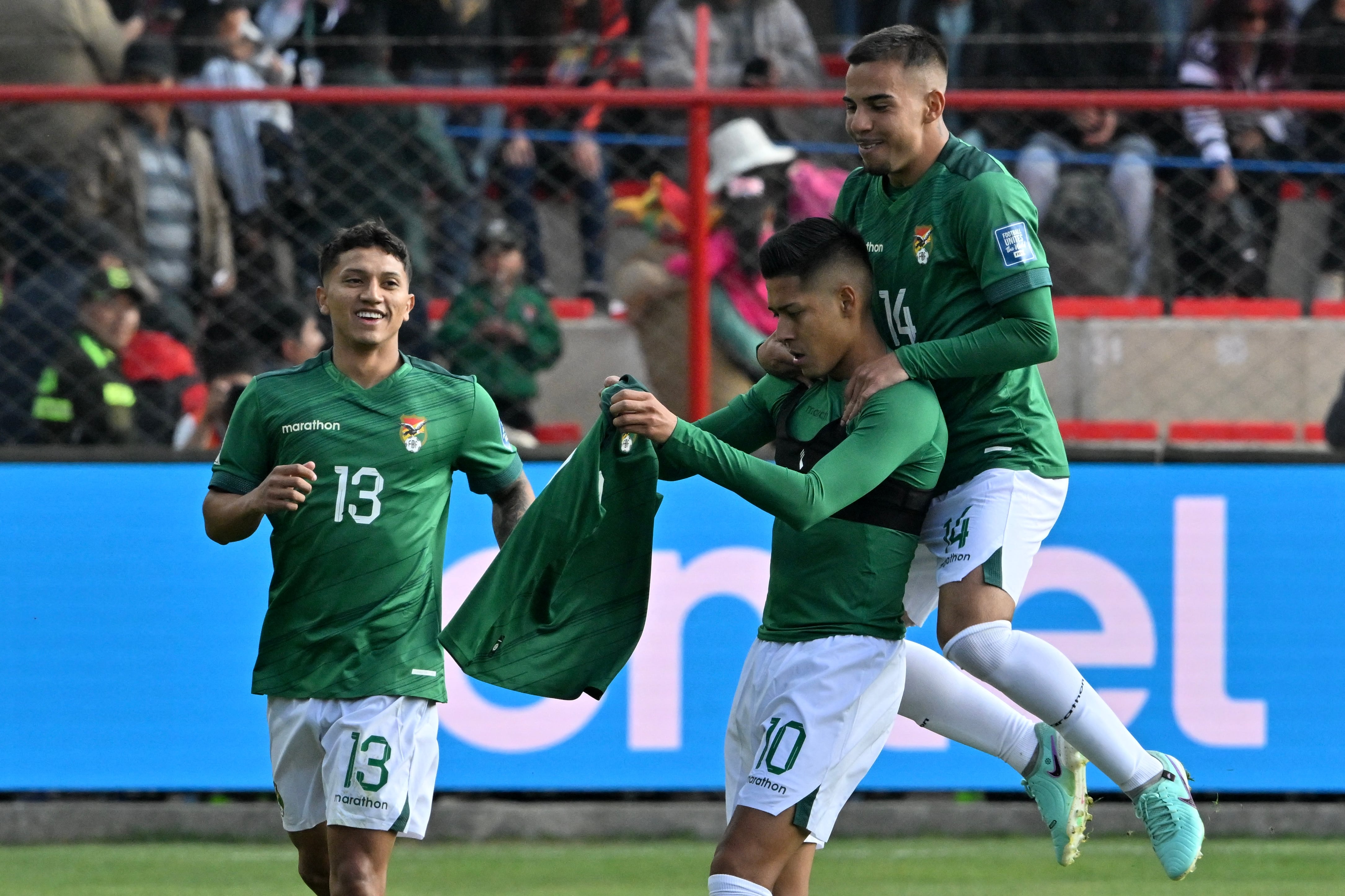 El delantero boliviano Ramiro Vaca (C) celebra con sus compañeros el centrocampista Lucas Chavez (L) y el centrocampista Robson Matheus tras marcar durante el partido de fútbol de las eliminatorias sudamericanas de la Copa Mundial de la FIFA 2026 entre Bolivia y Venezuela, en el estadio Municipal, en El Alto, Bolivia, el 5 de septiembre de 2024.