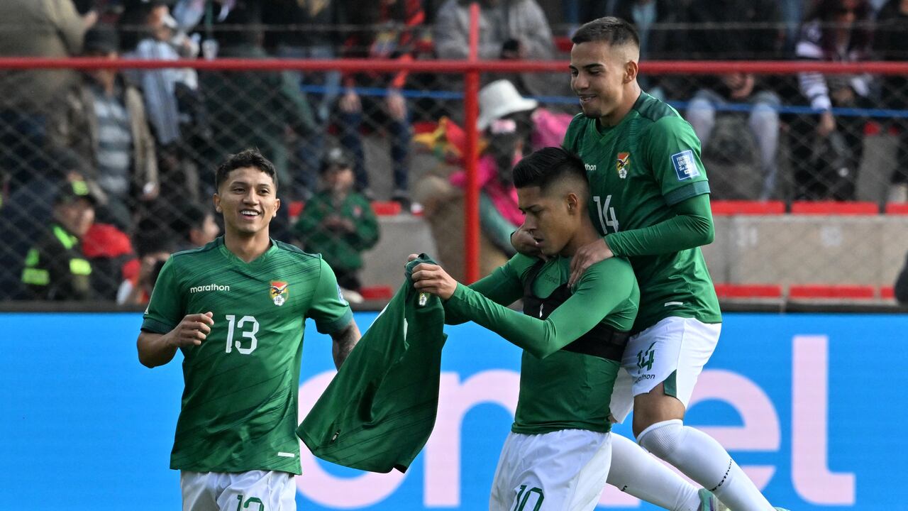 El delantero boliviano Ramiro Vaca (C) celebra con sus compañeros el centrocampista Lucas Chavez (L) y el centrocampista Robson Matheus tras marcar durante el partido de fútbol de las eliminatorias sudamericanas de la Copa Mundial de la FIFA 2026 entre Bolivia y Venezuela, en el estadio Municipal, en El Alto, Bolivia, el 5 de septiembre de 2024.