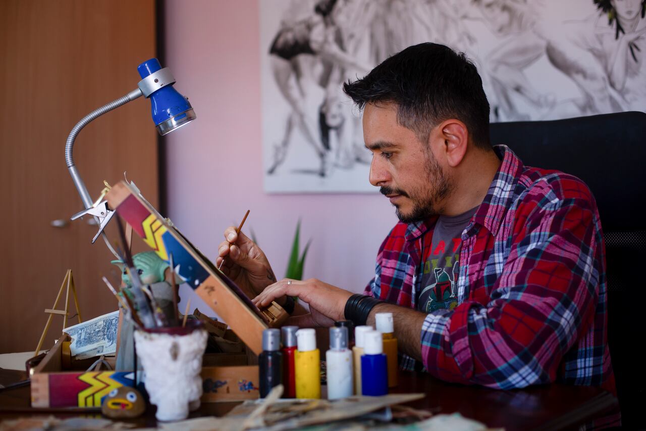 Díaz y otros artistas argentinos han dado una finalidad creativa a billetes cada vez más inútiles, que en el último año han perdido alrededor de 60% de su valor.